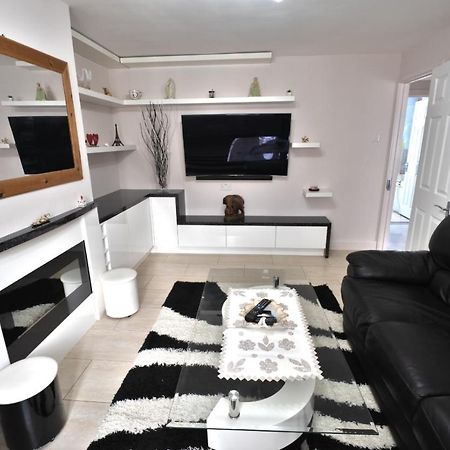Immaculate 2-Bed Apartment In Isleworth By River Luaran gambar