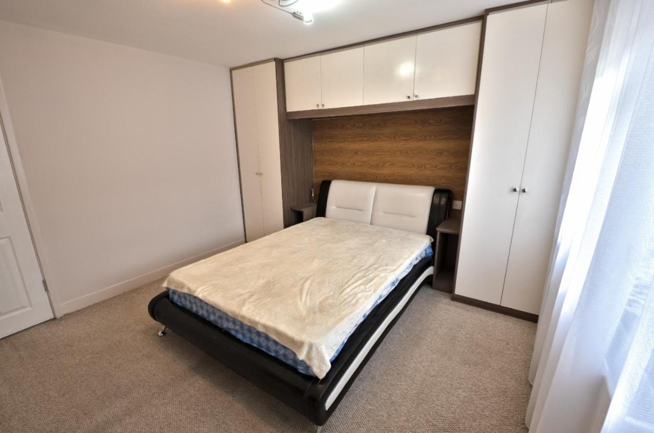 Immaculate 2-Bed Apartment In Isleworth By River Luaran gambar
