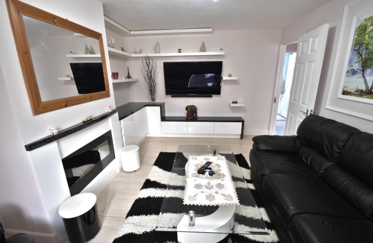 Immaculate 2-Bed Apartment In Isleworth By River Luaran gambar
