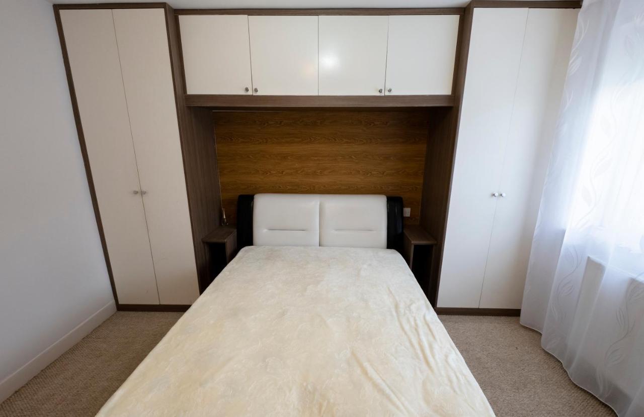 Immaculate 2-Bed Apartment In Isleworth By River Luaran gambar