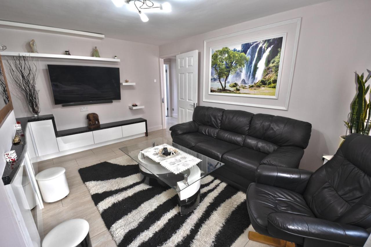 Immaculate 2-Bed Apartment In Isleworth By River Luaran gambar