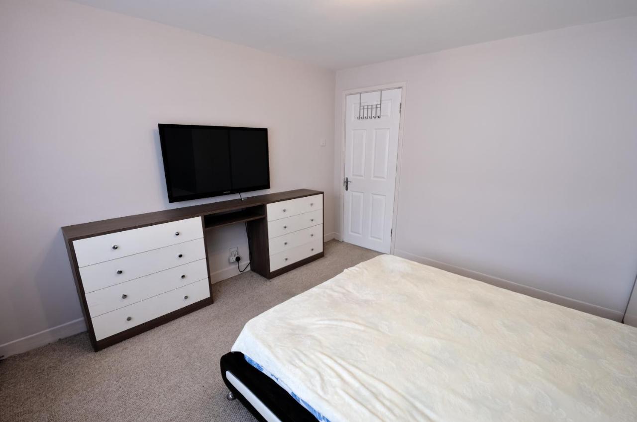 Immaculate 2-Bed Apartment In Isleworth By River Luaran gambar