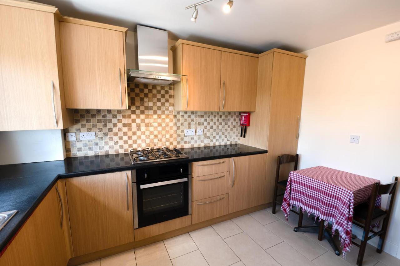 Immaculate 2-Bed Apartment In Isleworth By River Luaran gambar