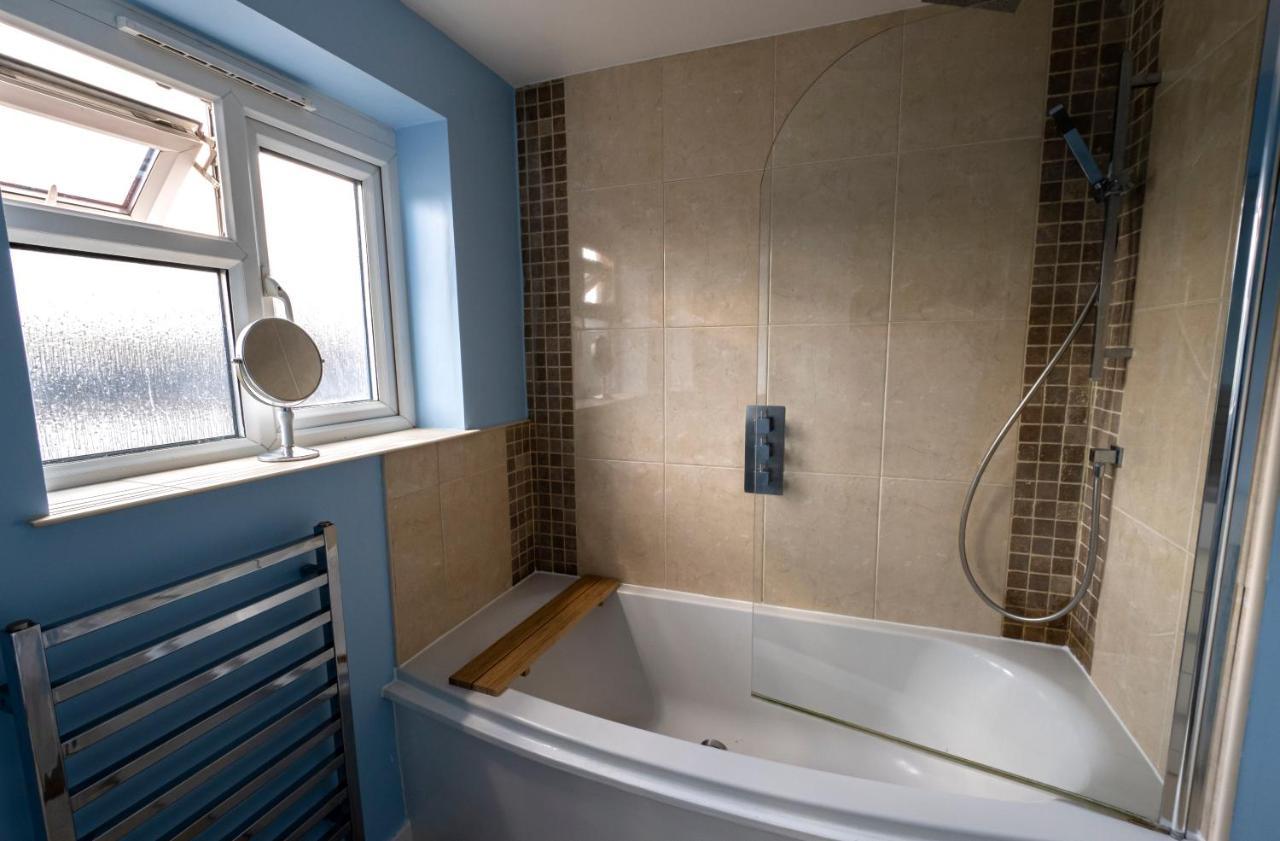Immaculate 2-Bed Apartment In Isleworth By River Luaran gambar