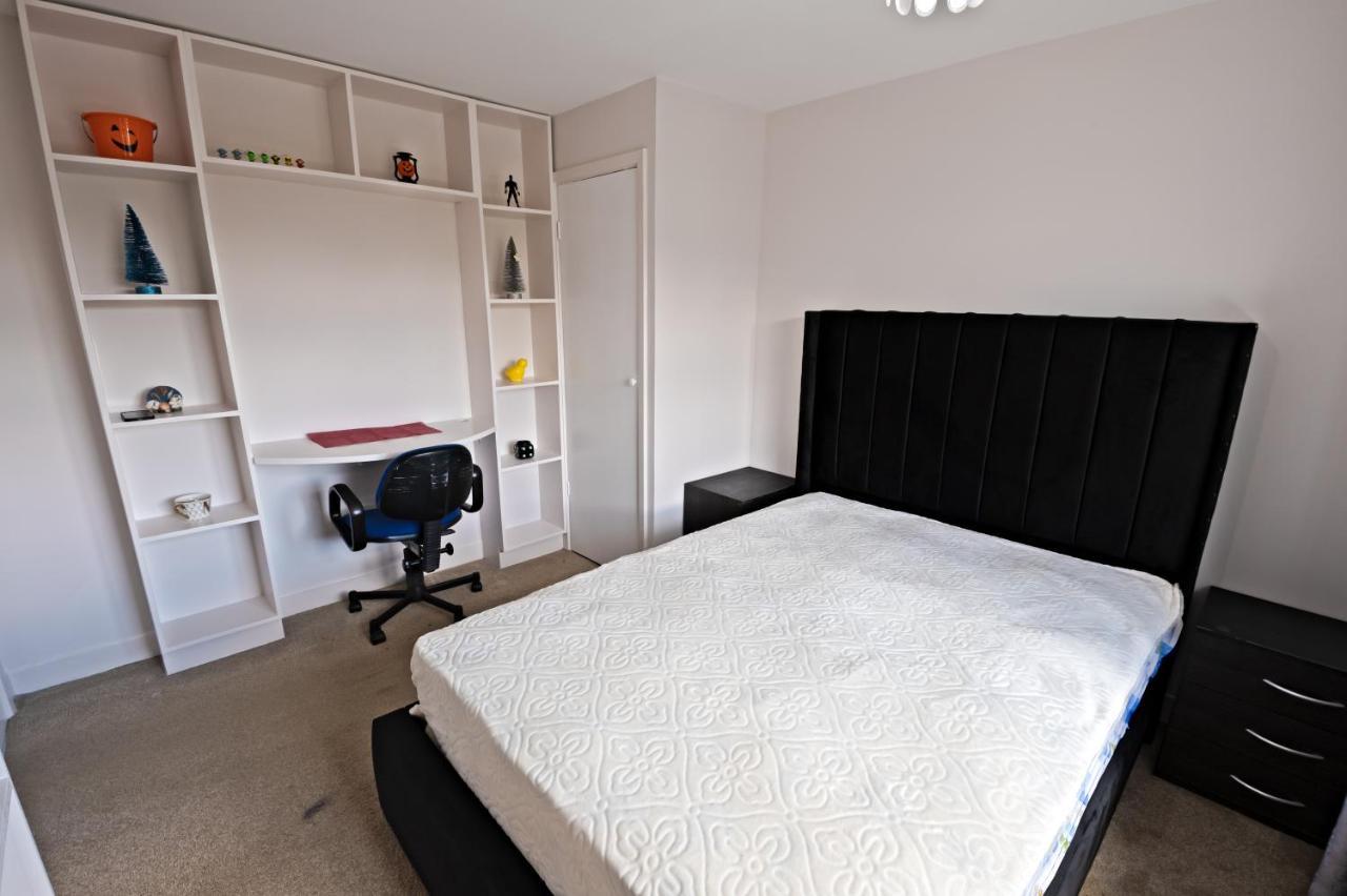 Immaculate 2-Bed Apartment In Isleworth By River Luaran gambar