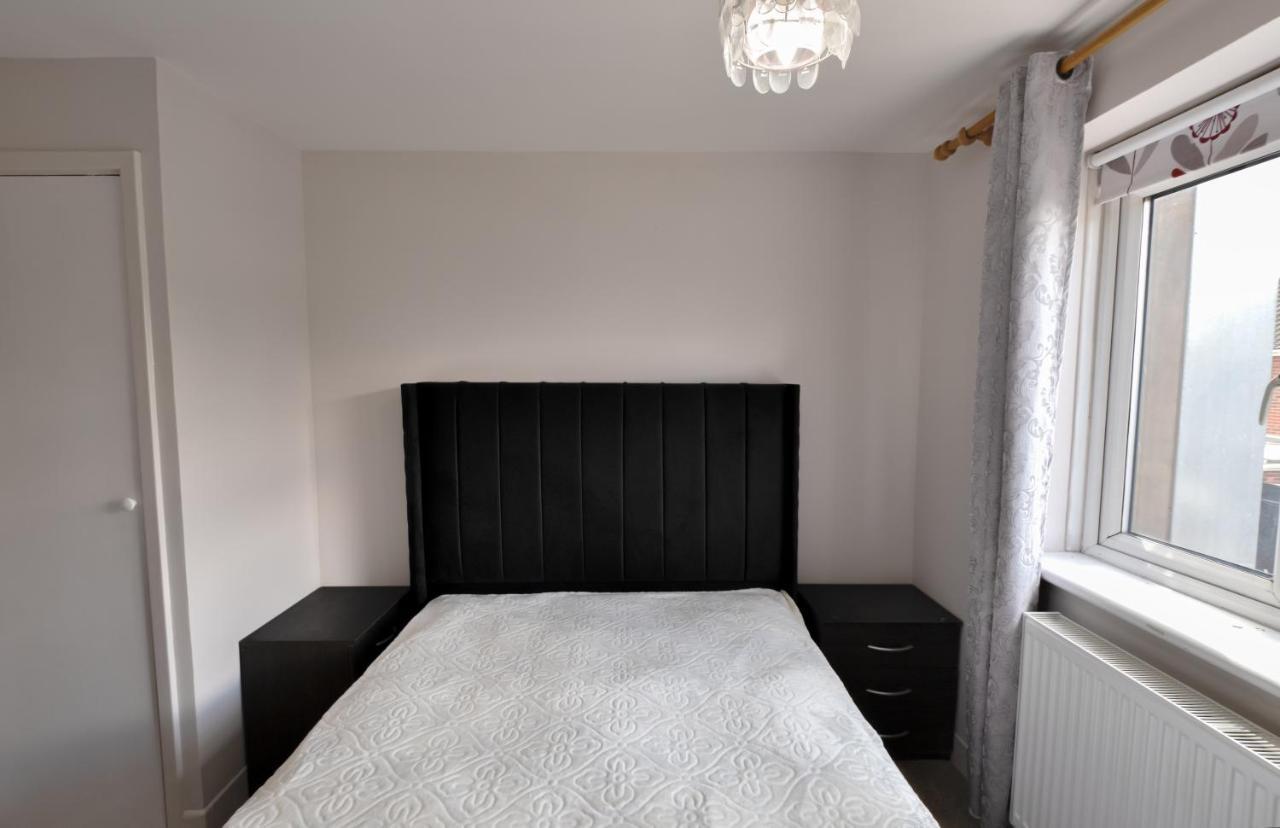 Immaculate 2-Bed Apartment In Isleworth By River Luaran gambar