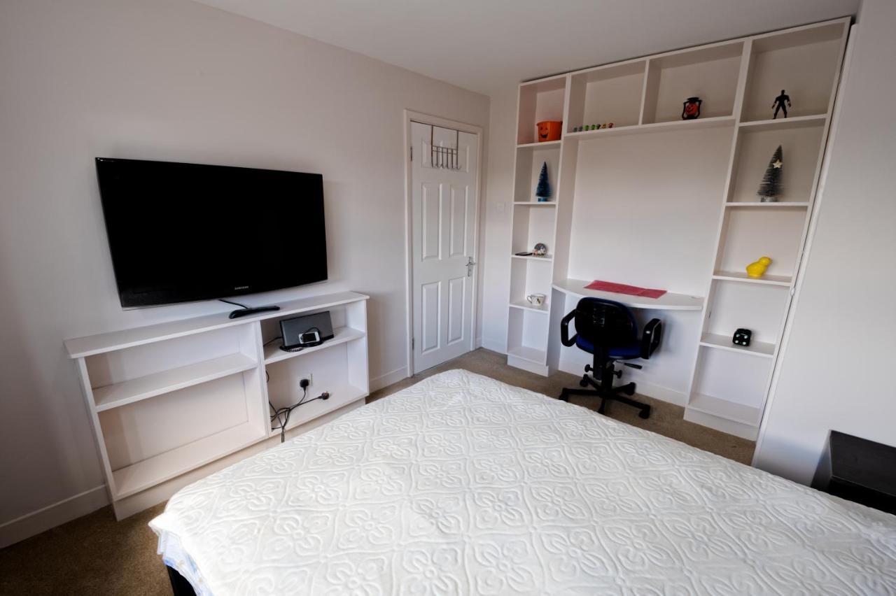 Immaculate 2-Bed Apartment In Isleworth By River Luaran gambar